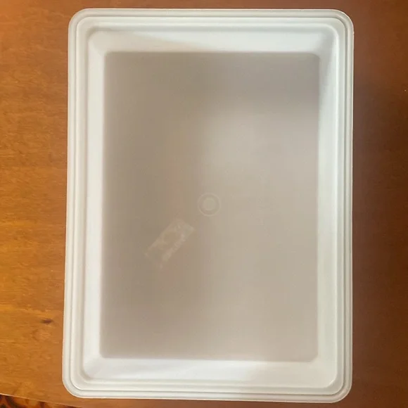 Tupperware storage container - Picture 2 of 3